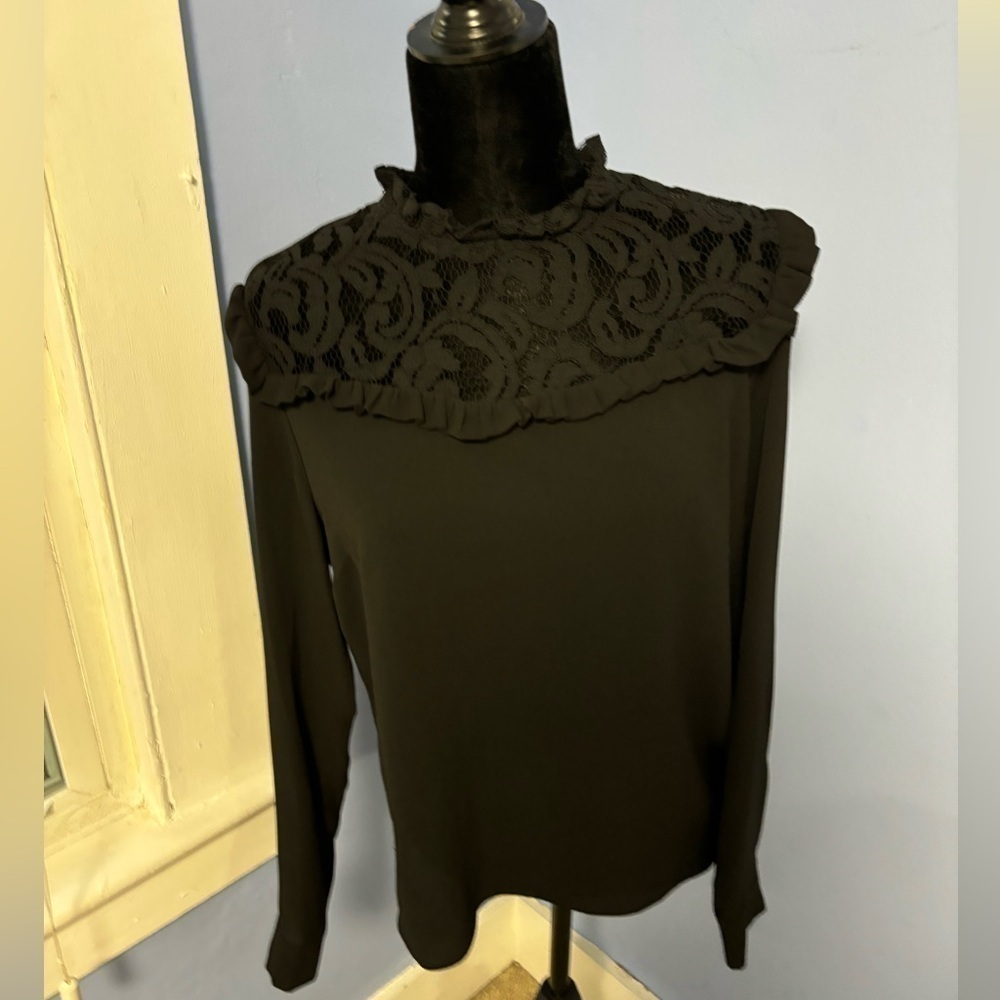 Atmosphere Women's long sleeve lace detail